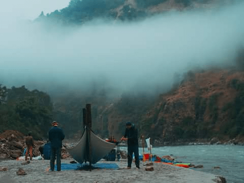 (2017 November. Join Adventures participants, Greg and Gerrard mastering the taro on Kaligandaki River, Nepal Experience Boaters Expedition. Photographer Owen Fisher) 